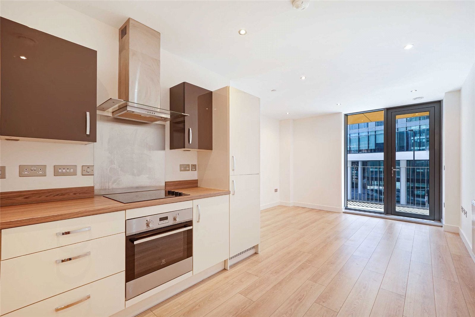 Flat Sutton Court Road in Greater London