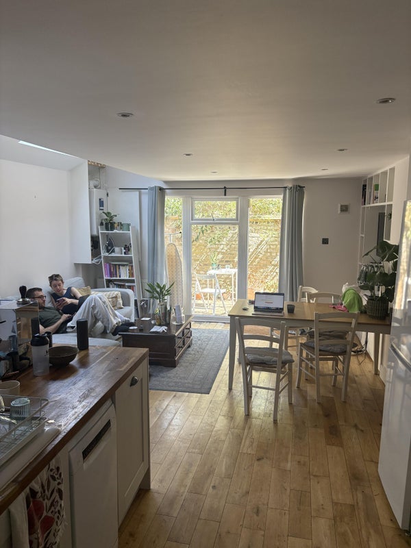 Room Walcorde Avenue in Greater London