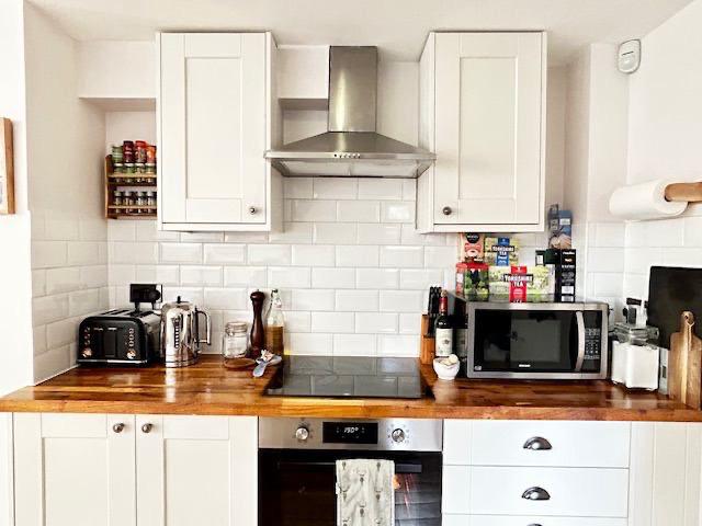 Room Walcorde Avenue in Greater London