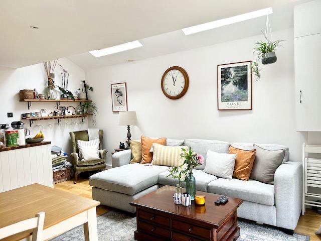 Room Walcorde Avenue in Greater London