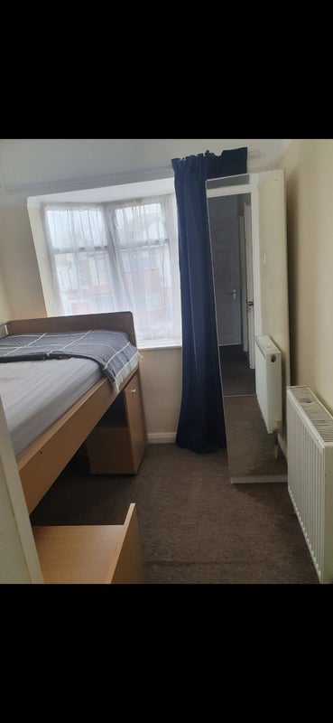 Room Banstead Gardens in Greater London