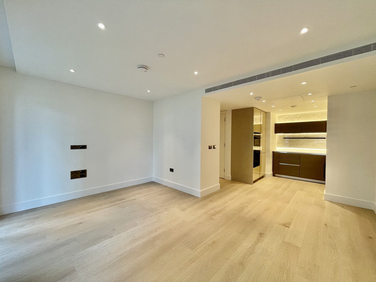 Flat Silver Road in Greater London