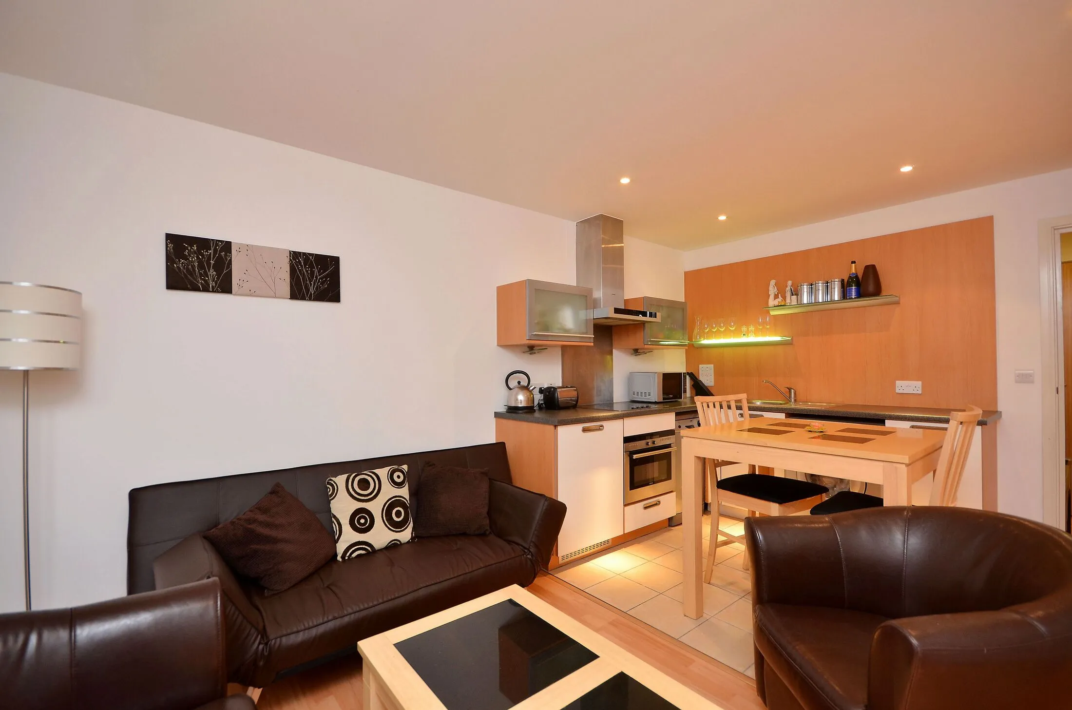 Flat Chambers Street in Greater London