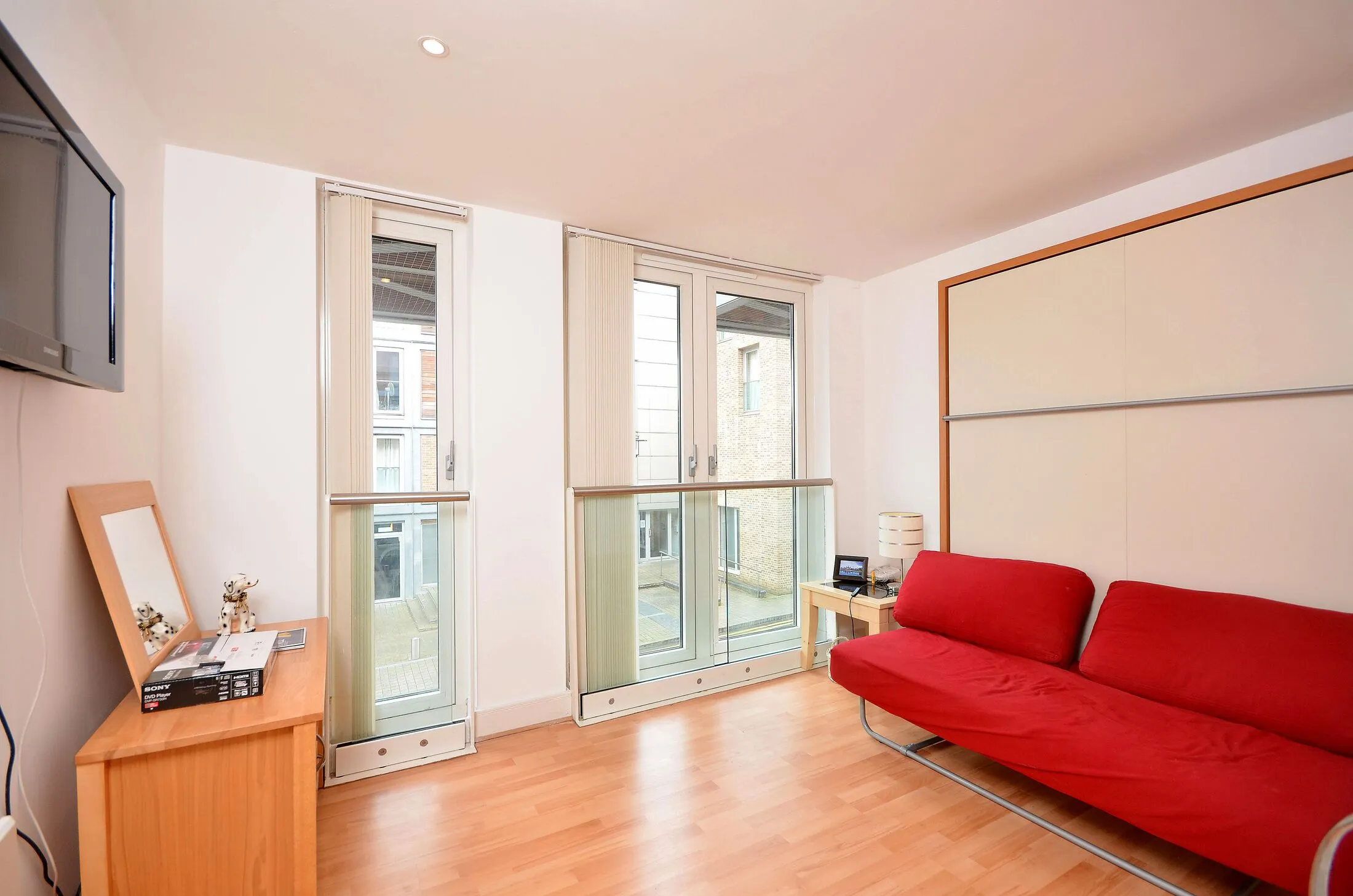 Flat Chambers Street in Greater London