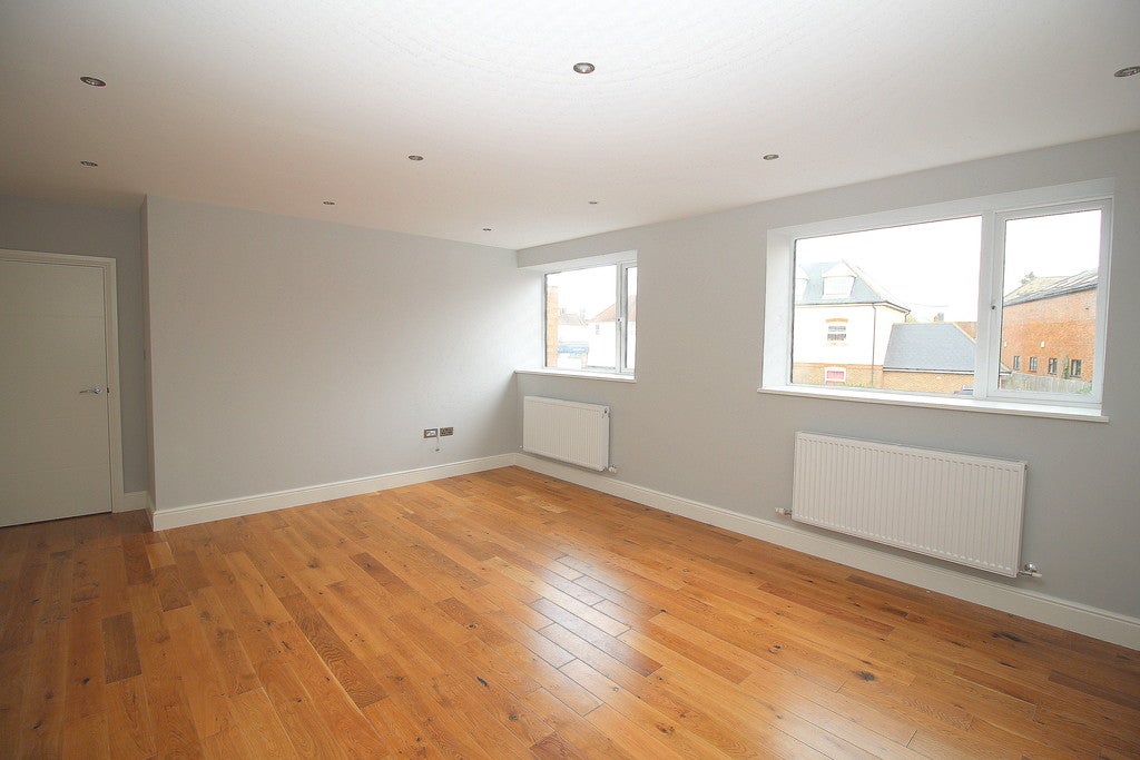 Flat Boxall Walk in Horsham