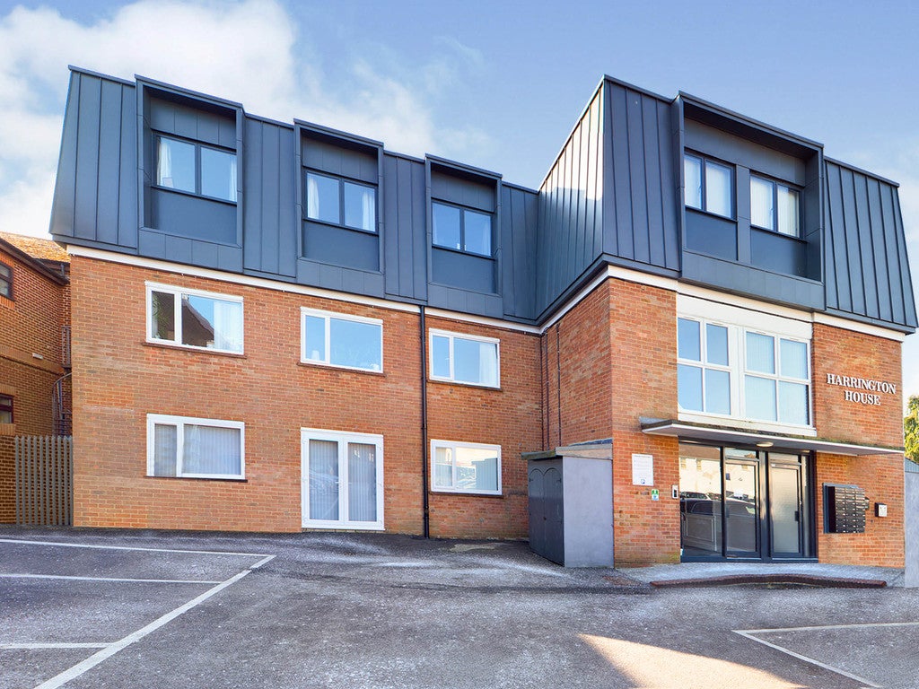 Flat Boxall Walk in Horsham