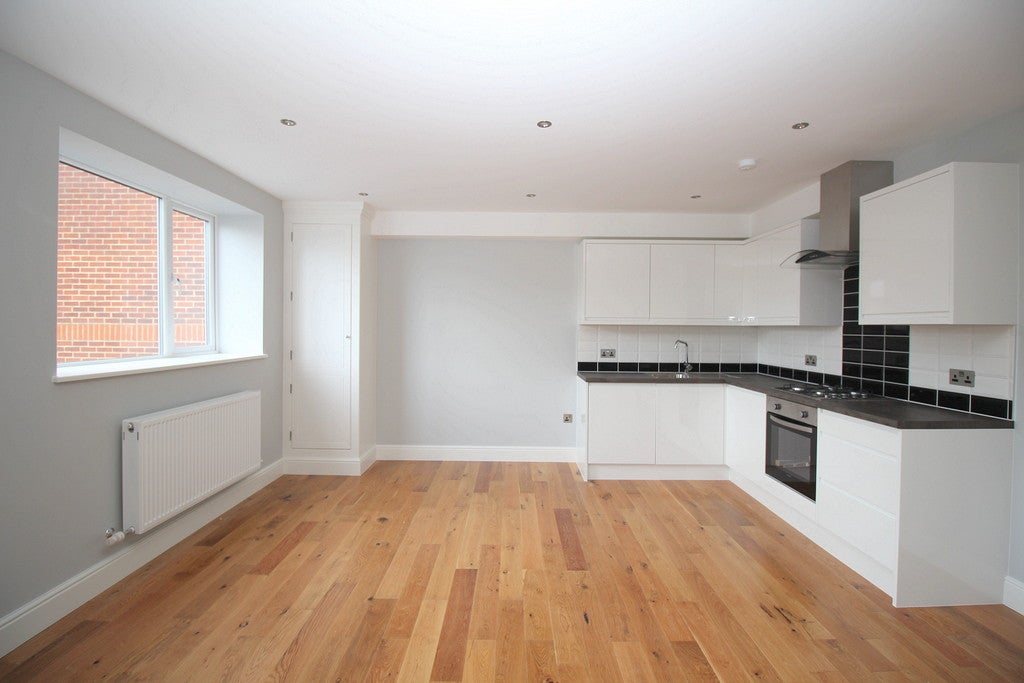 Flat Boxall Walk in Horsham