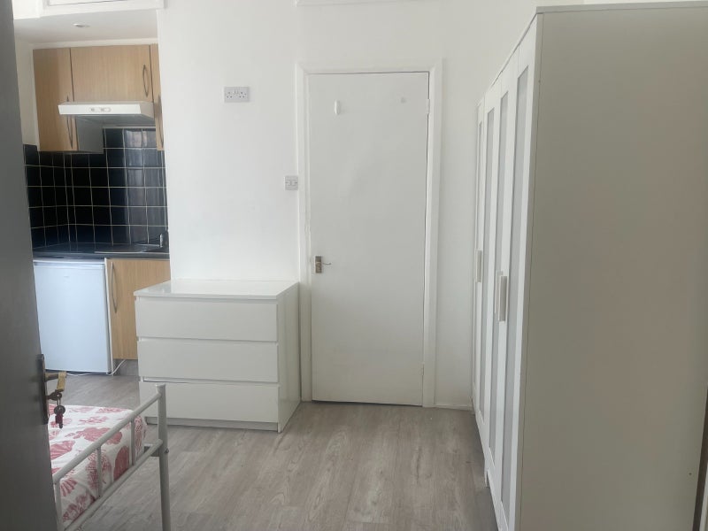 Room Barking Road in Greater London
