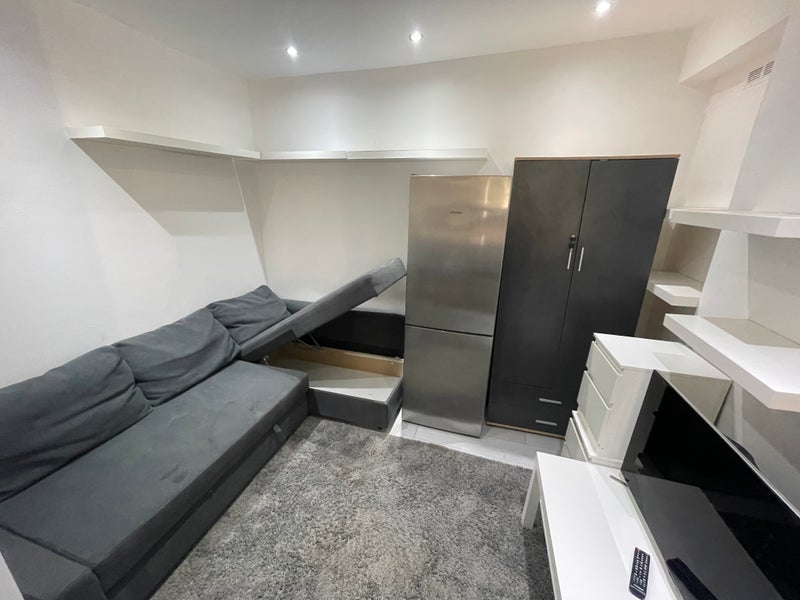 Flat Fernham Road in Greater London