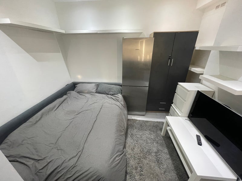 Flat Fernham Road in Greater London