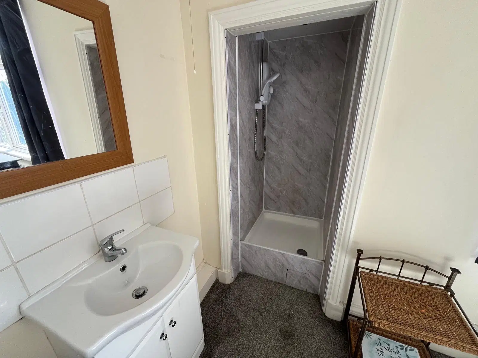 Room Arncliffe Road in Leeds