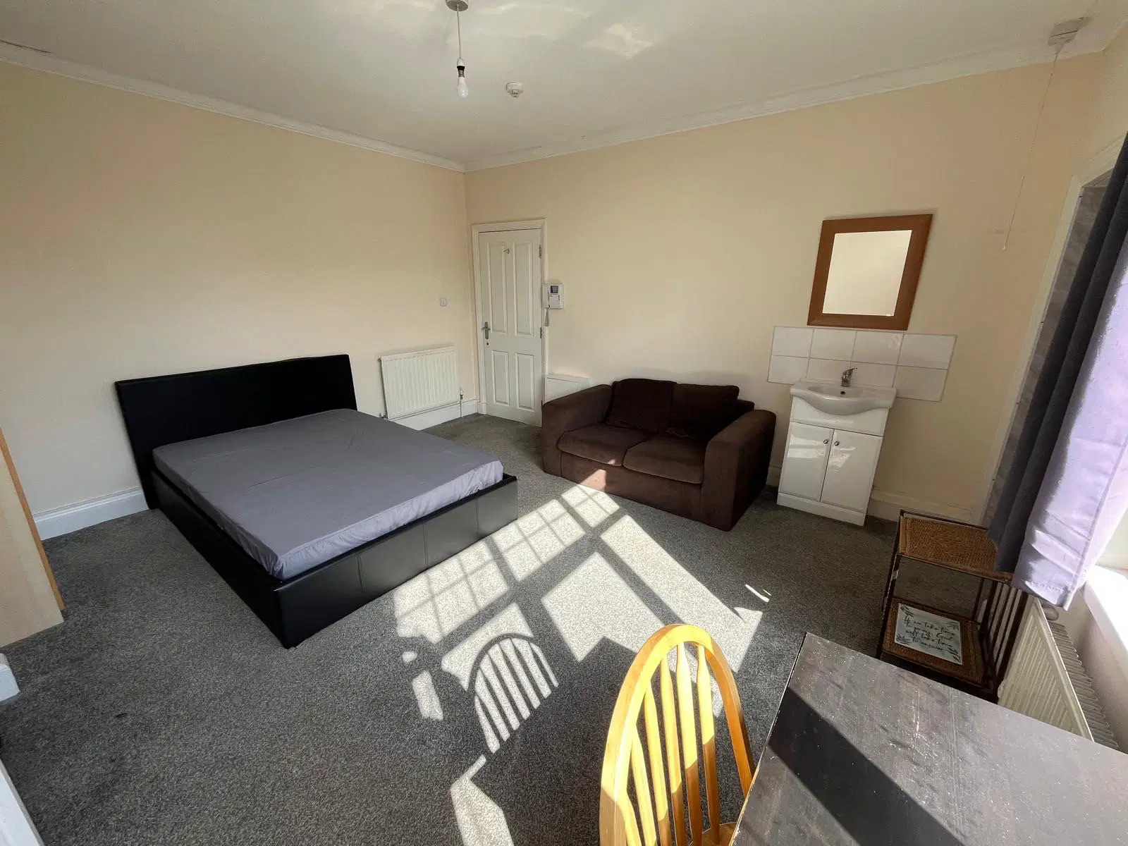 Room Arncliffe Road in Leeds