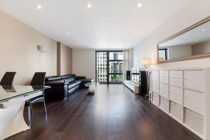 Flat South Quay Square in Greater London