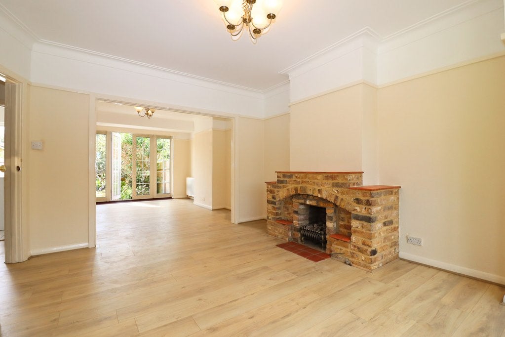 House Raeburn Avenue in Greater London
