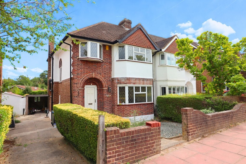 House Raeburn Avenue in Greater London