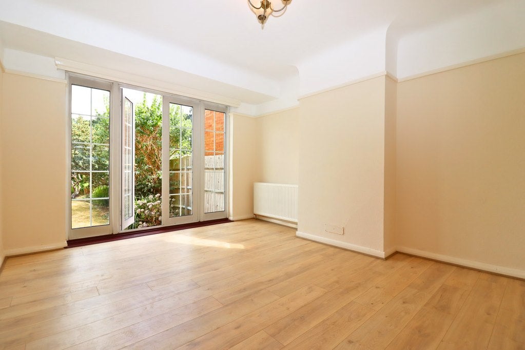 House Raeburn Avenue in Greater London