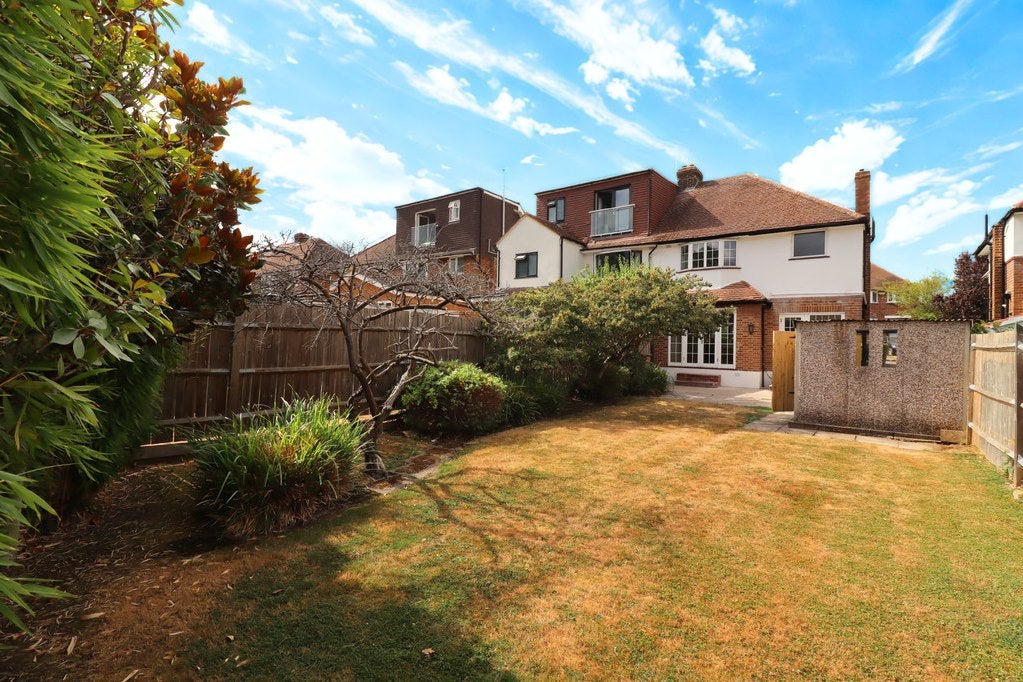 House Raeburn Avenue in Greater London