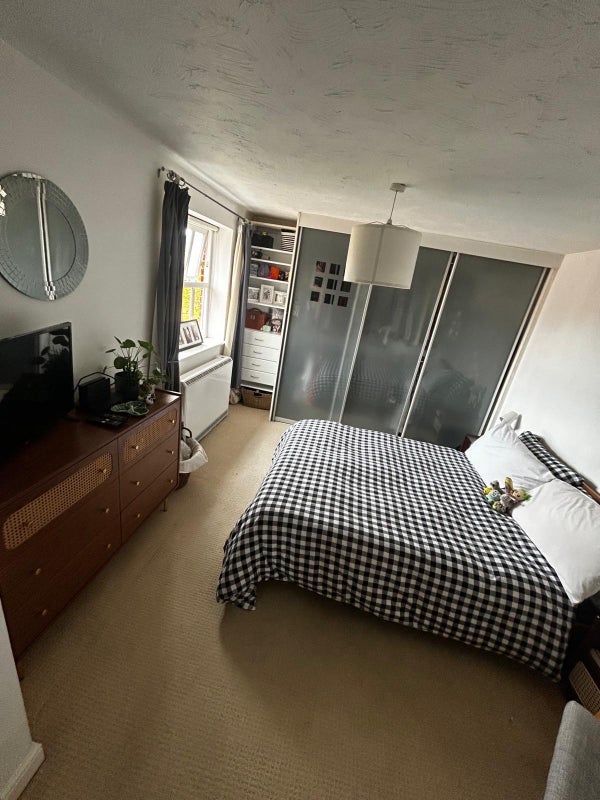 Room Lisle Close in Greater London