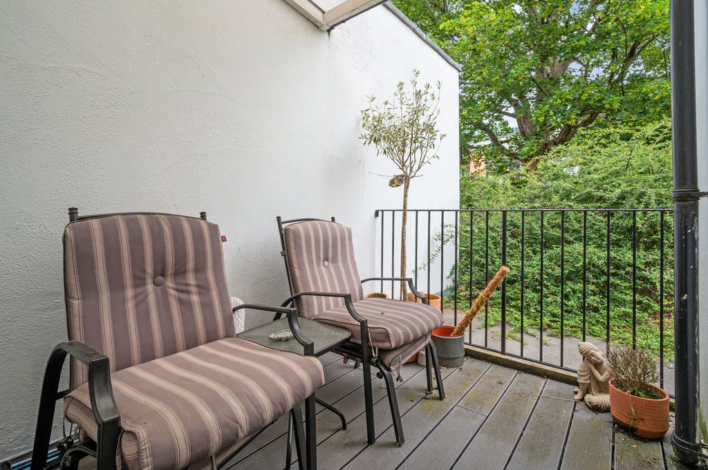 Flat Tadmor Street in Greater London