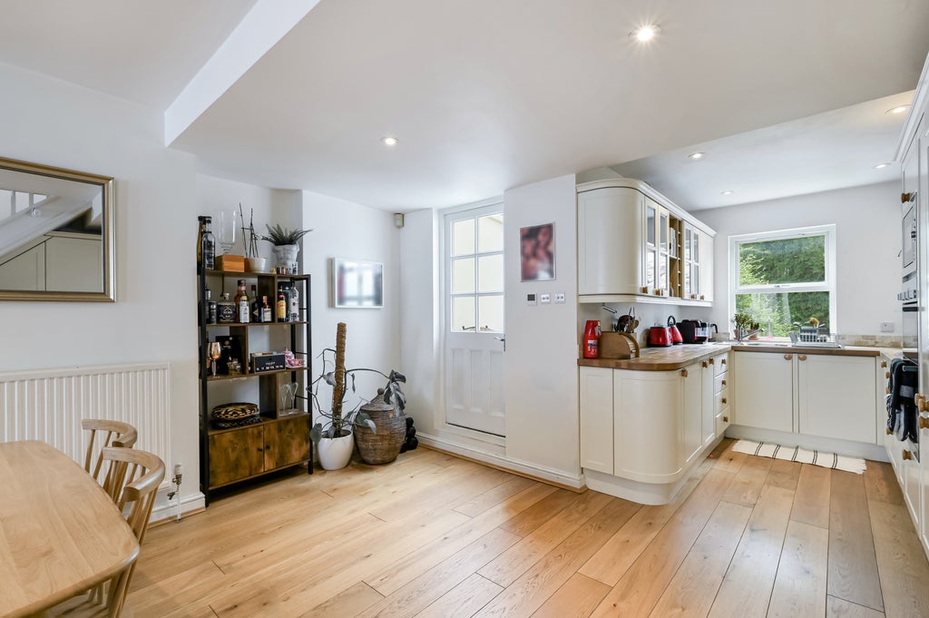 Flat Tadmor Street in Greater London