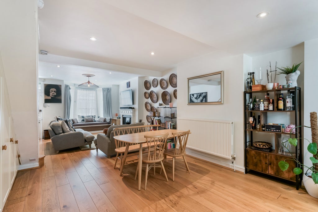 Flat Tadmor Street in Greater London