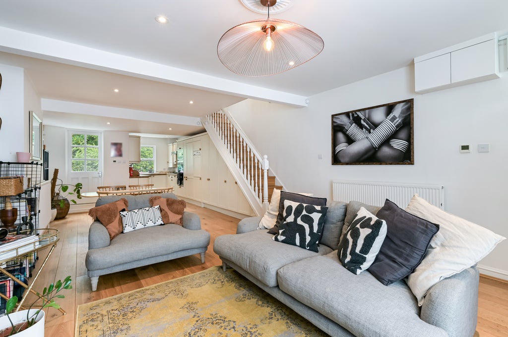 Flat Tadmor Street in Greater London