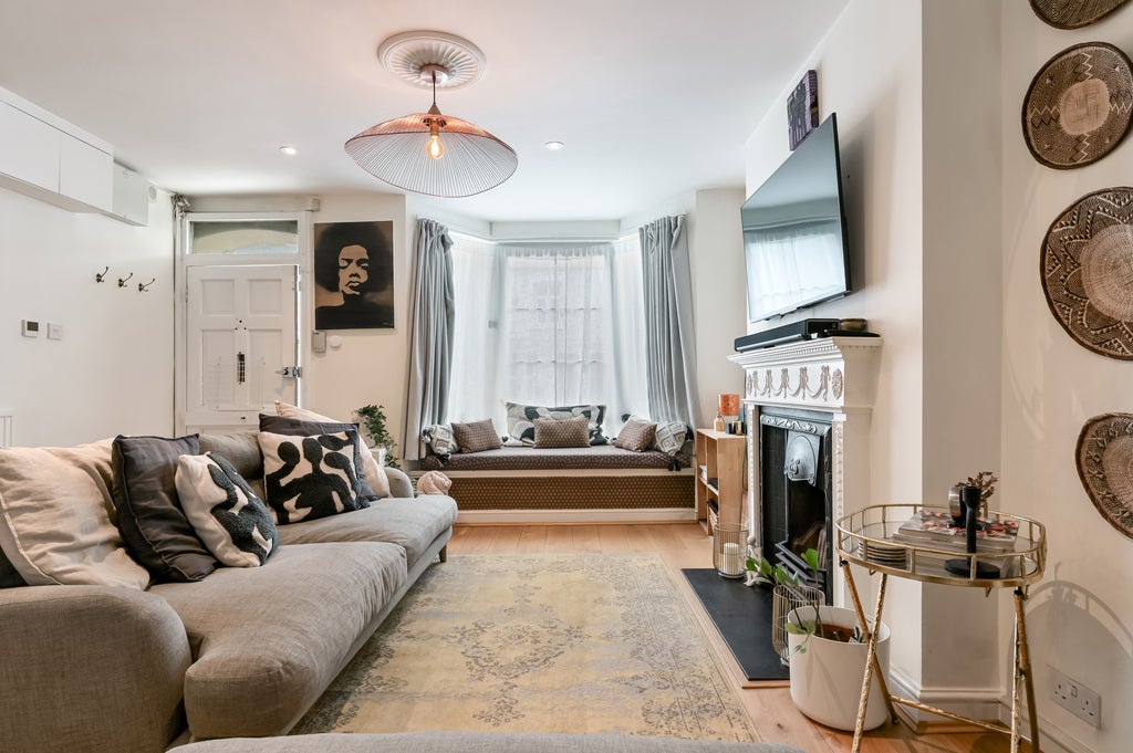 Flat Tadmor Street in Greater London