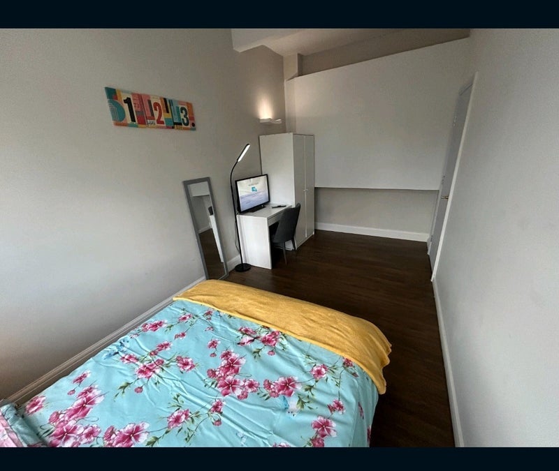 Room Dingley Road in Greater London