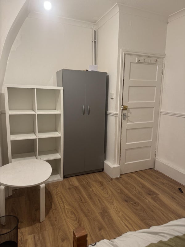 Room Victoria Park Square in Greater London