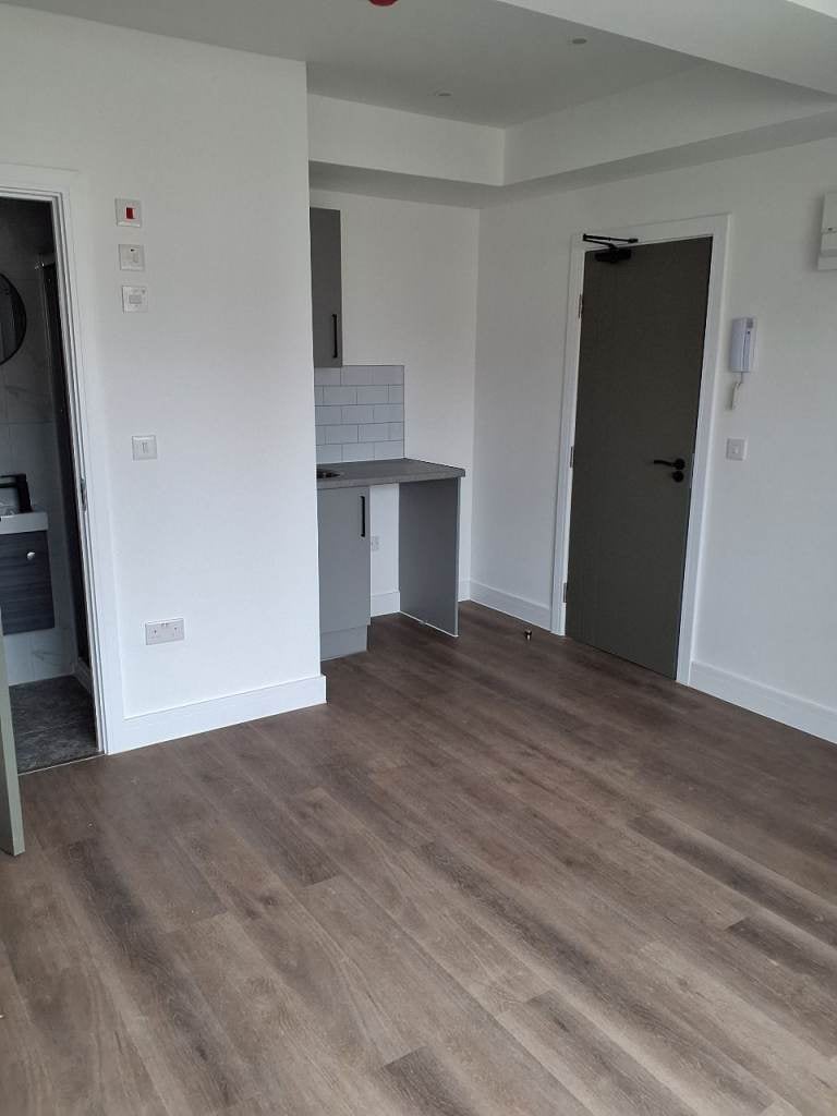 Flat Silvermere Road in Greater London