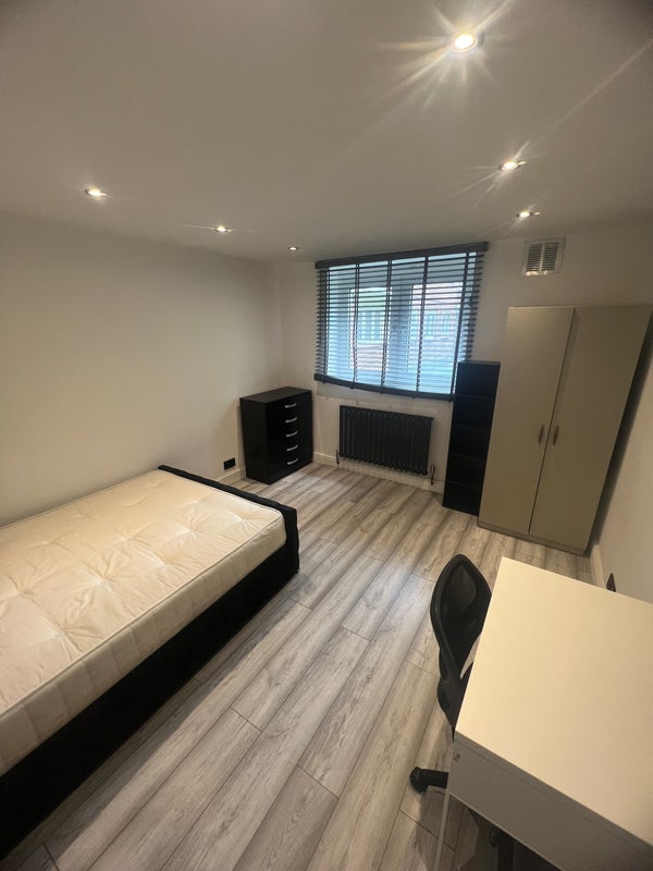 Room Hunton Street in Greater London