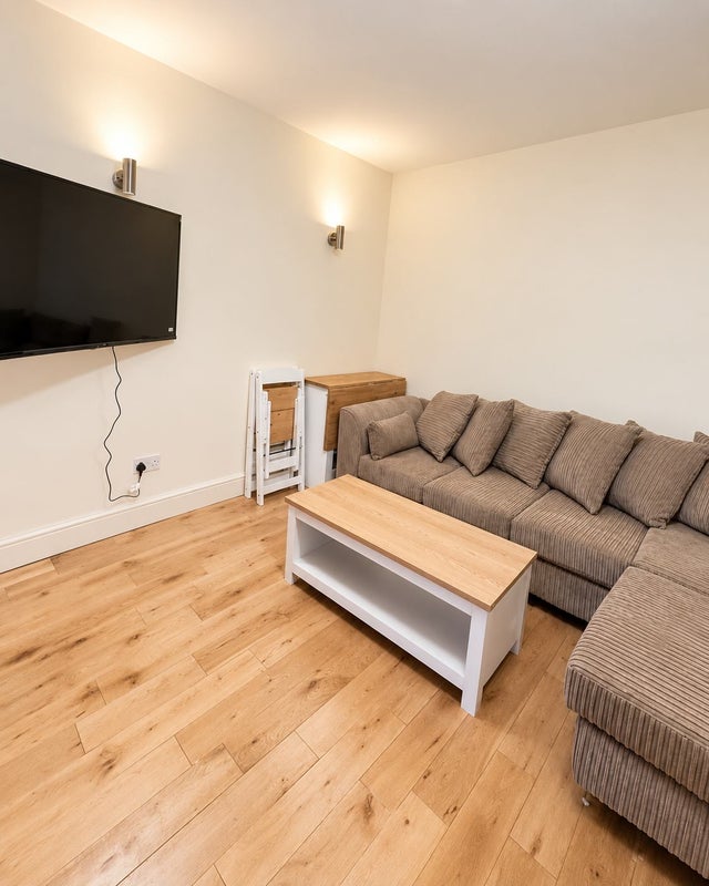 Room Stables Way in Greater London