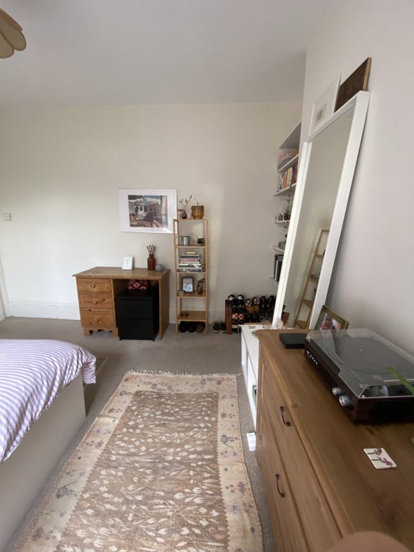 Room Grove Lane in Greater London