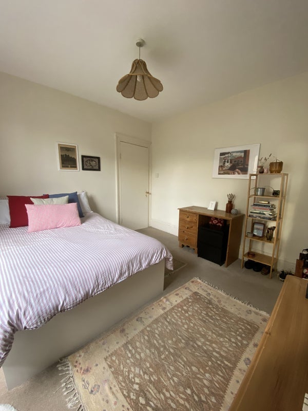 Room Grove Lane in Greater London