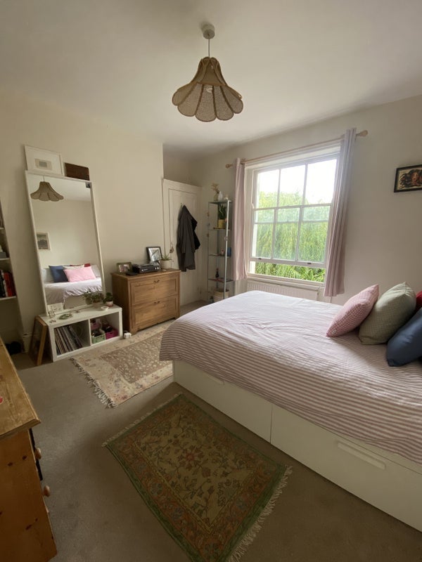 Room Grove Lane in Greater London
