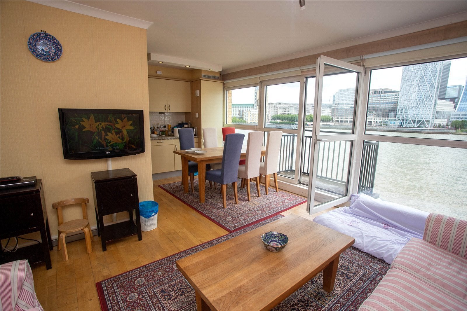 Flat Rotherhithe Street in Greater London