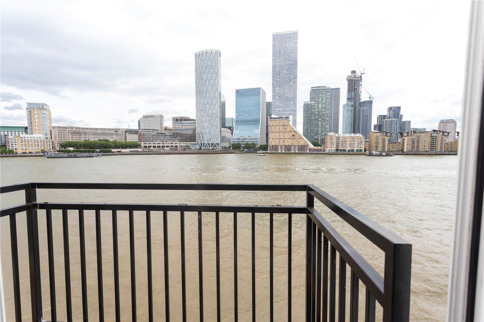 Flat Rotherhithe Street in Greater London