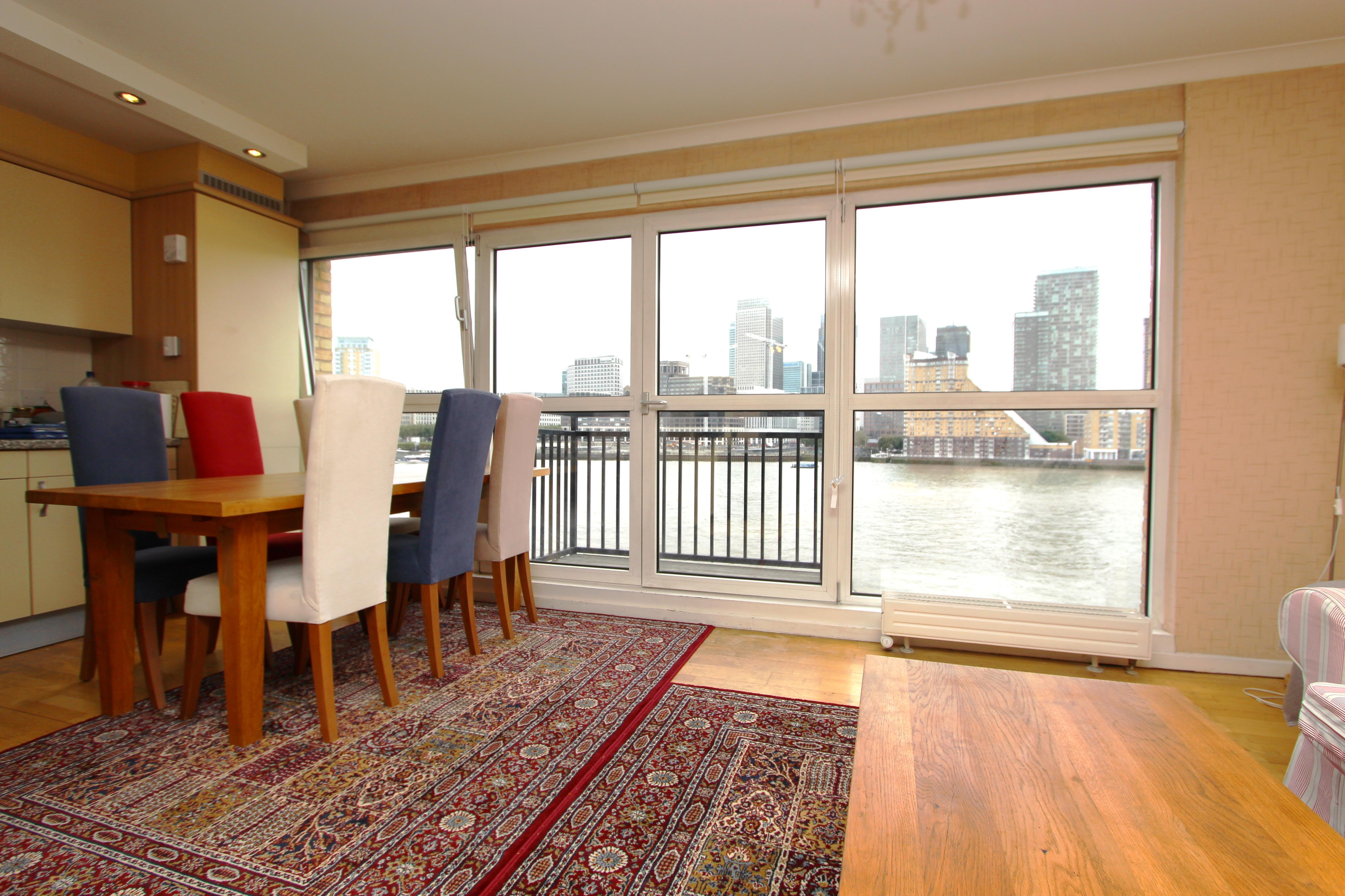 Flat Rotherhithe Street in Greater London