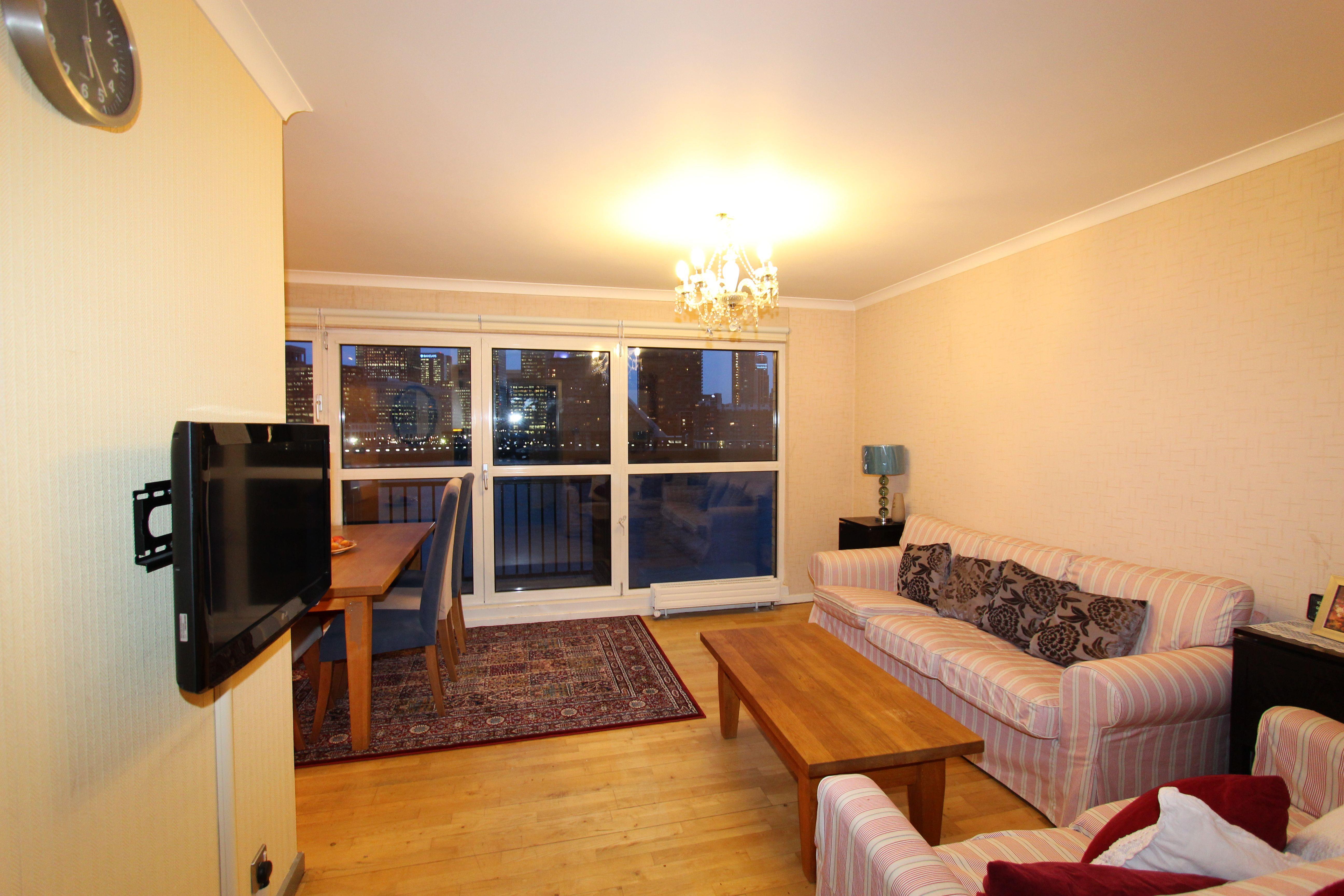 Flat Rotherhithe Street in Greater London