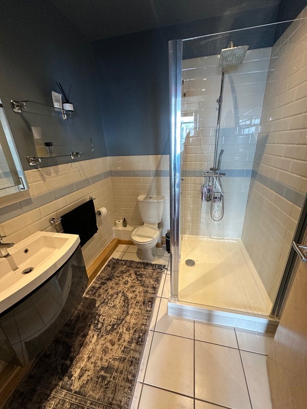 Room Wick Lane in Greater London
