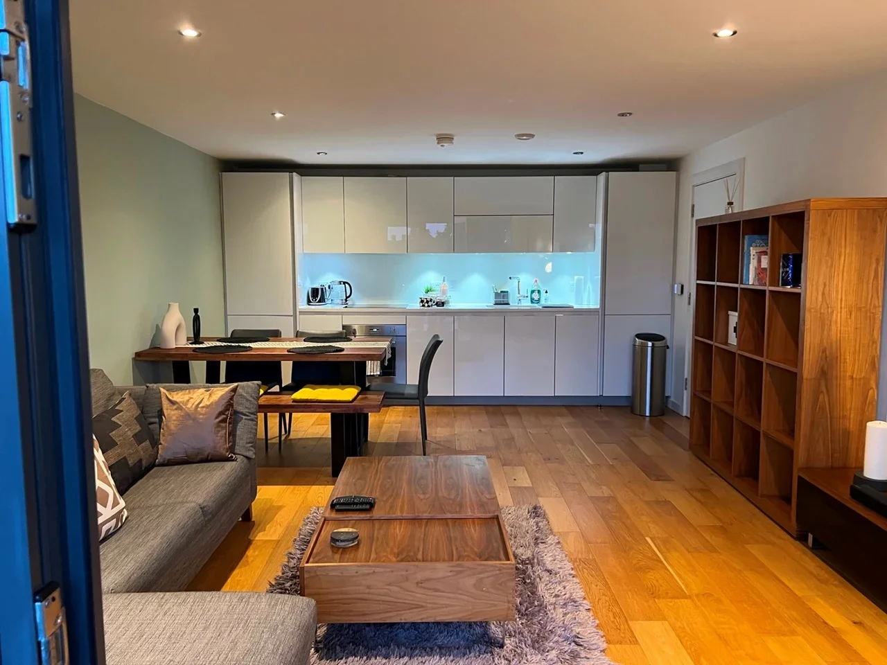 Flat Eythorne Road in Greater London