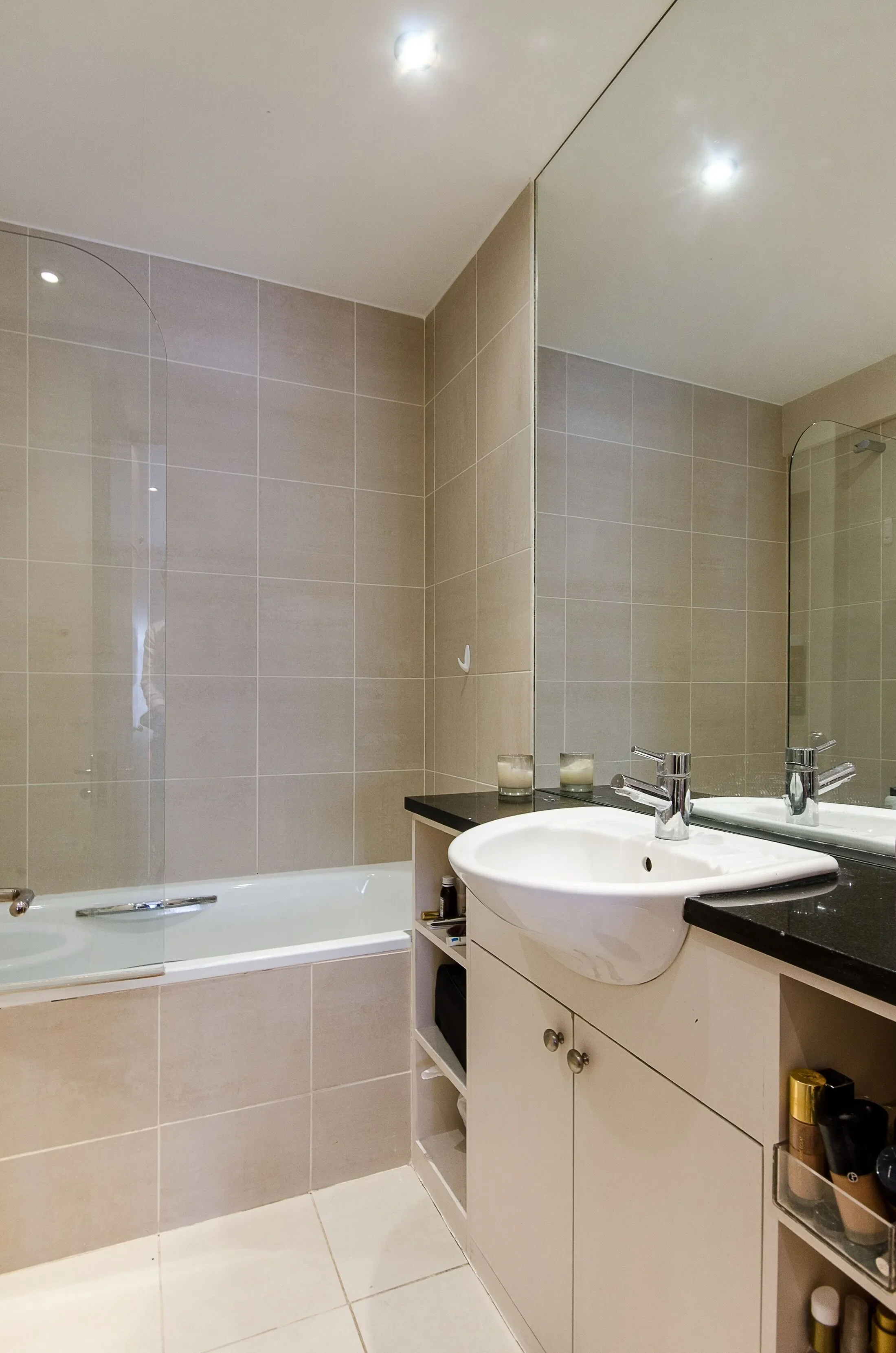 Flat Sloane Avenue in Greater London