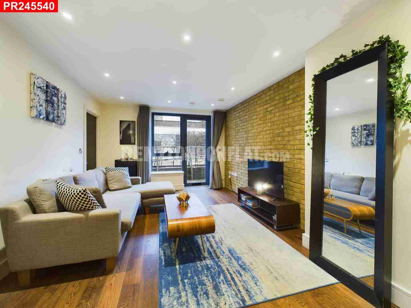 Flat Turner Street in Greater London