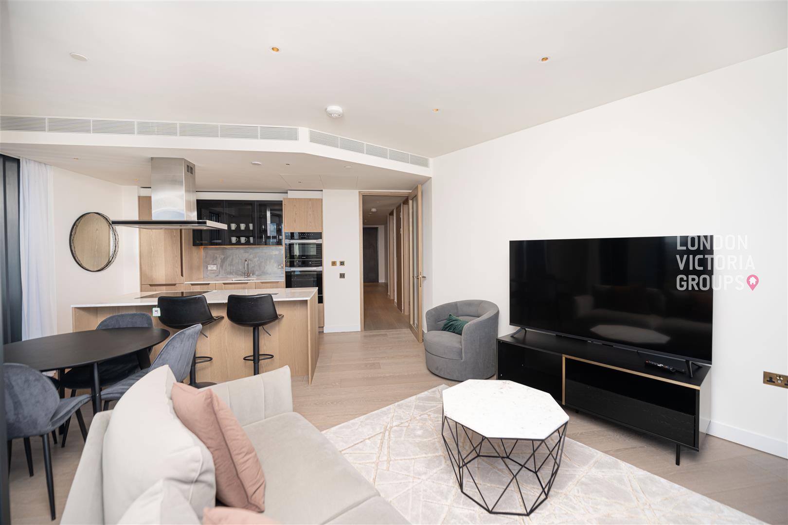 Flat Nine Elms Lane in Greater London