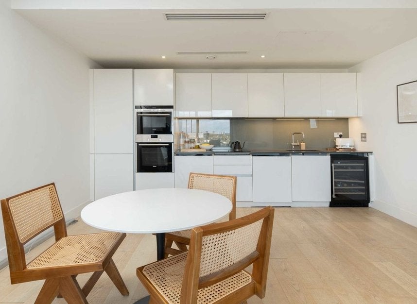 Flat Central Avenue in Greater London
