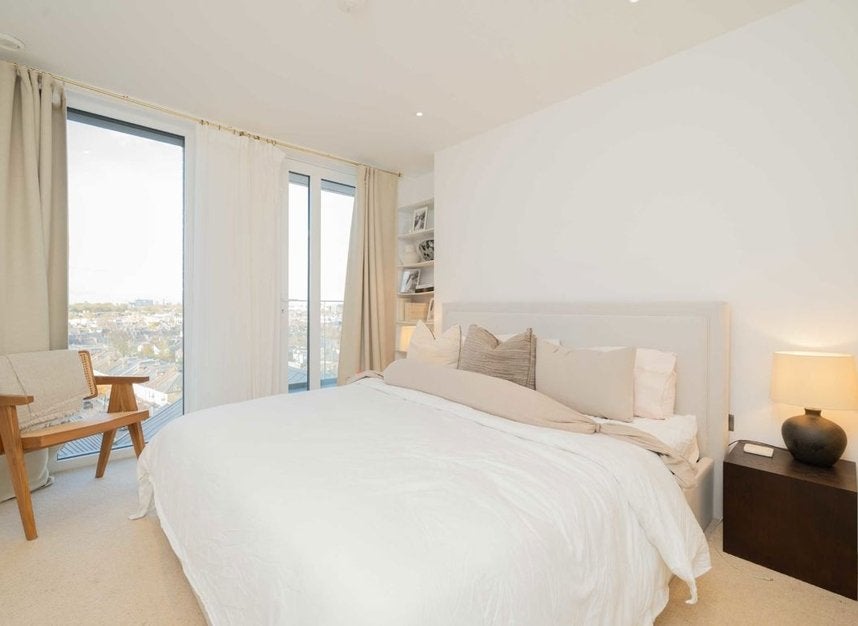 Flat Central Avenue in Greater London