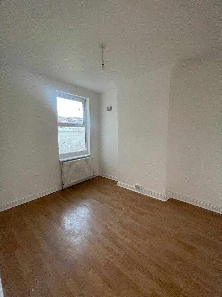 Flat Gillett Road in Greater London