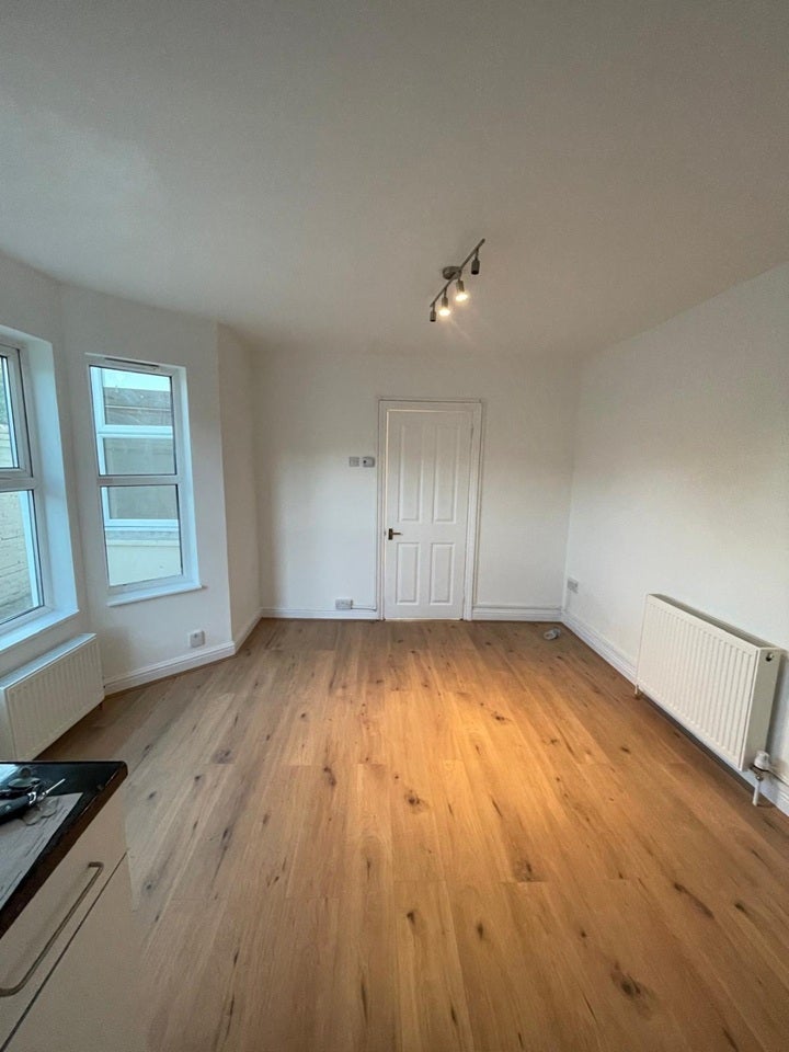 Flat Gillett Road in Greater London