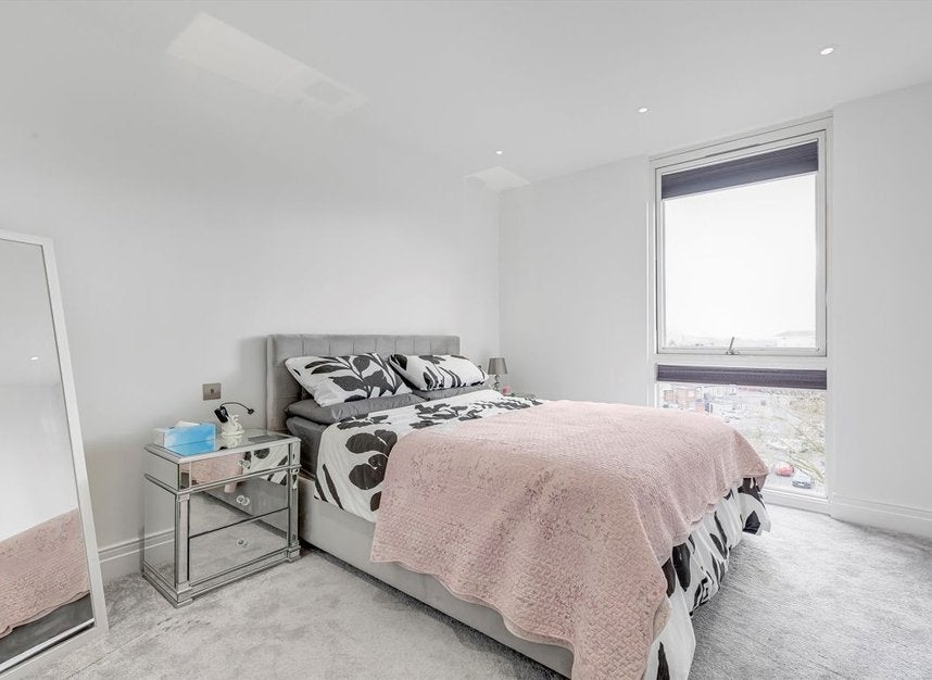 Flat Seven Kings Way in Greater London