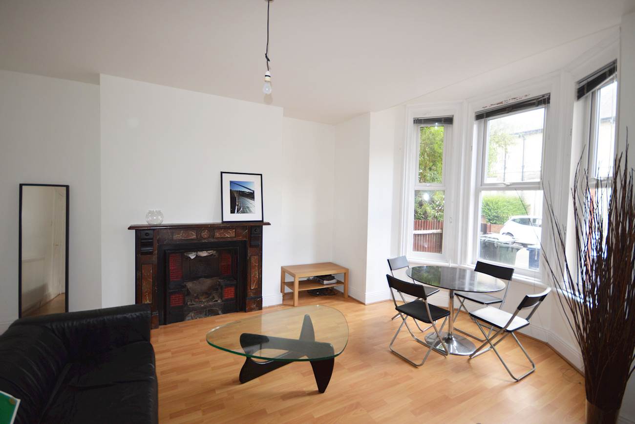 Flat Holly Avenue in Newcastle upon Tyne